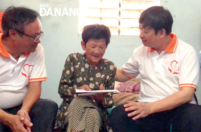 Phó Chủ tịch Thường trực UBND thành phố Đặng Việt Dũng (phải) thăm, tặng quà gia đình bà Nguyễn Thị Bảy (tổ 42, phường Hòa Khê, quận Thanh Khê). 