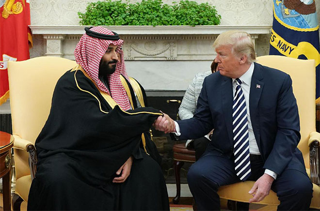 Tổng thống Mỹ Donald Trump (phải) gặp gỡ Thái tử Saudi Arabia Mohammed bin Salman tại Phòng Bầu dục, Nhà Trắng vào tháng 3-2018.  										          Ảnh: AFP
