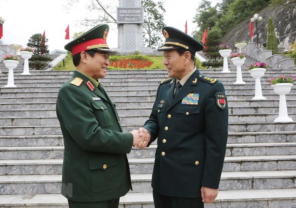 Đại tướng Ngô Xuân Lịch với Thượng tướng Ngụy Phượng Hòa tại Khu di tích lịch sử Pác Bó. (Ảnh: Dương Giang/TTXVN)