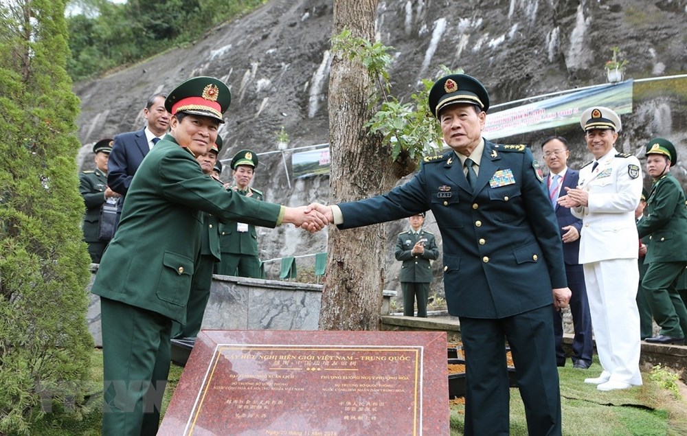 Bộ trưởng Quốc phòng Ngô Xuân Lịch bắt tay Bộ trưởng Quốc phòng Trung Quốc Ngụy Phượng Hòa tại lễ tham gia trồng cây lưu niệm ở Khu di tích lịch sử Pác Bó (Cao Bằng).  (Ảnh: Dương Giang/TTXVN)