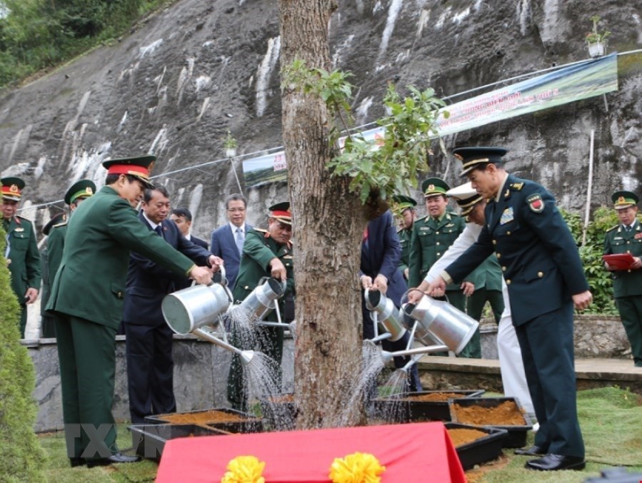 Đại tướng Ngô Xuân Lịch và Thượng tướng Ngụy Phượng Hòa trồng cây lưu niệm tại Khu di tích lịch sử Pác Bó. (Ảnh: Dương Giang/TTXVN)