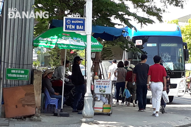 Vỉa hè tại khu vực ngã tư đường Yên Bái-Nguyễn Thái Học bị các hộ kinh doanh lấn chiếm buôn bán, làm bãi đậu xe nên du khách phải tràn xuống cả lòng đường.