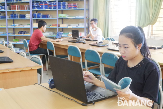 Hồ Thị Ngọc, sinh viên năm 2, Khoa Tâm lý, Trường Đại học Sư phạm (ĐH Đà Nẵng) luôn lựa chọn thư viện trường là nơi để học tập, nghiên cứu khoa học. Ảnh: MAI HIỀN