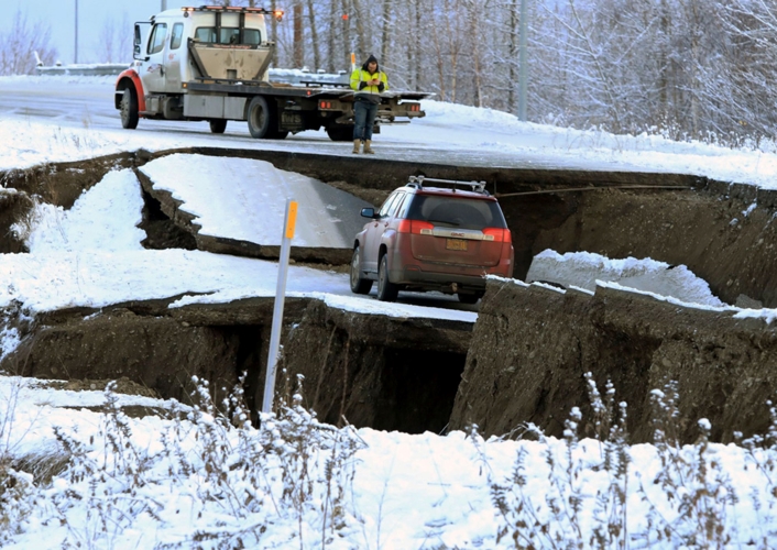 Nhà cửa hư hỏng, đường sá gãy nứt sau động đất ở Alaska (Mỹ)