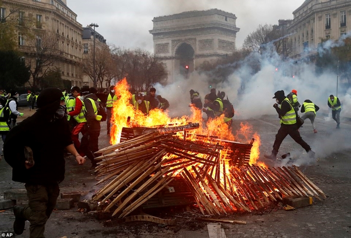 Bãi chiến trường giữa thủ đô Paris (Pháp) hoa lệ sau bạo loạn