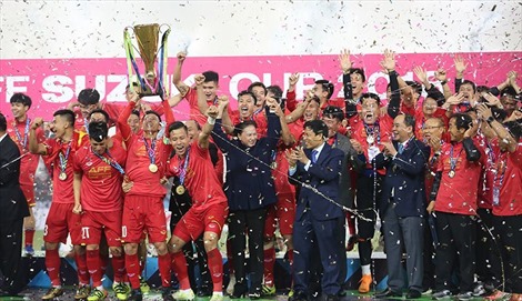Khoảnh khắc đội tuyển Việt Nam nhận cúp vô địch AFF Cup 2018