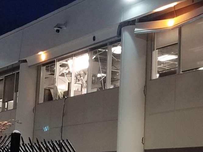 Cửa kính và tường bên ngoài của một tòa nhà bị hư hỏng sau trận động đất. Ảnh: Twitter