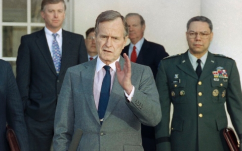 Tổng thống George H.W. Bush (giữa) sau cuộc họp với các cố vấn quân sự vào ngày 11/2/1991. Ảnh: AP.