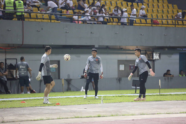 Các thủ môn Văn Lâm, Tuấn Mạnh, Bùi Tiến Dũng khởi động bên ngoài sân.
