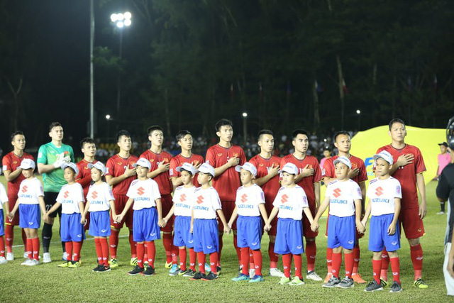 Các cầu thủ Việt Nam thể hiện sự quyết tâm trước trận đấu.
