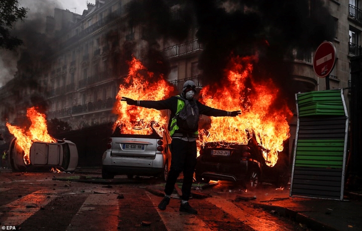 Nhiều ô tô bị đốt cháy không chỉ trong khu vực quanh đại lộ Champs- Élysées mà còn lan sang cả nhiều quận khác tại thủ đô Paris như quận 1, quận 16. Ảnh: EPA.