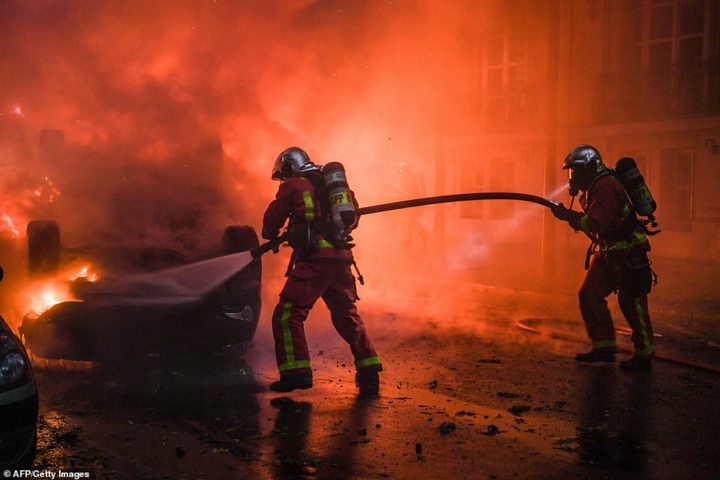 Những kẻ quá khích đã gây ra 249 đám cháy, trong đó đốt cháy 112 phương tiện giao thông gồm ô tô, mô tô… và 6 tòa nhà. Ảnh: AFP/Getty.