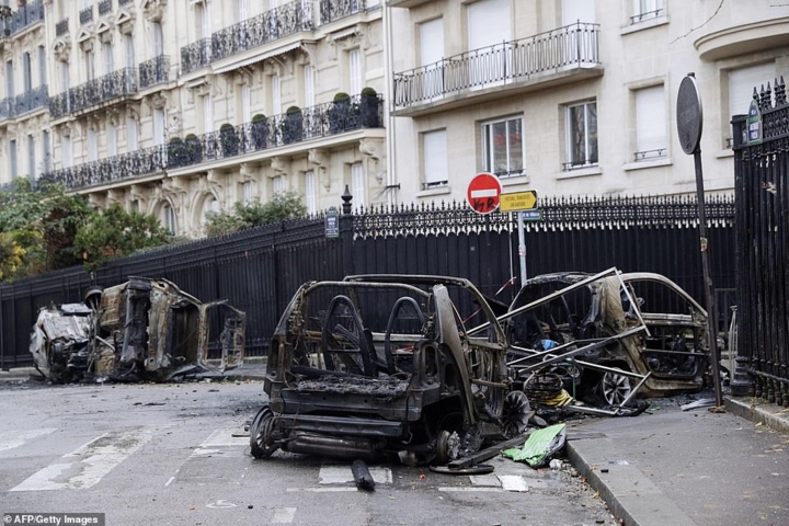 Bạo lực leo thang khiến nhiều tuyến phố cũng như trung tâm thương mại nổi tiếng tại thủ đô Paris, như phố Rivoli, trung tâm thương mại Lafayettes… đã phải cấm đường và đóng cửa. Ảnh: AFP/Getty.