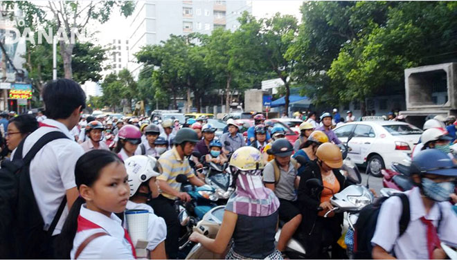 Kẹt xe thường diễn ra vào giờ tan tầm trước cổng trường THCS Nguyễn Huệ trên đường Quang Trung, quận Hải Châu.