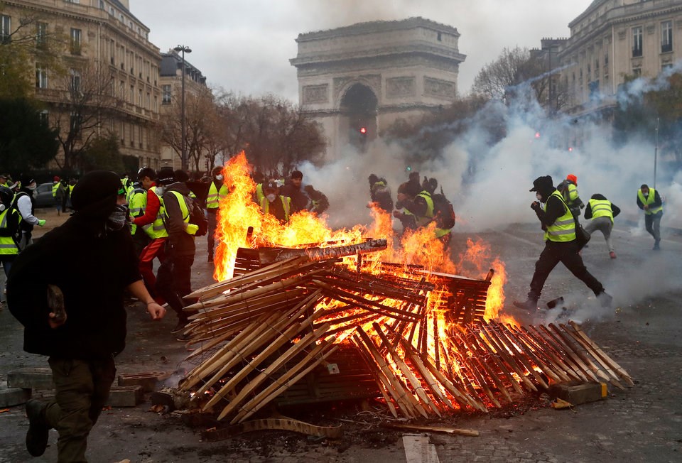Trung tâm thủ đô Paris của Pháp tiếp tục biến thành chiến trường khói lửa khi người biểu tình 'áo vàng' đụng độ với cảnh sát. (Nguồn: AP)