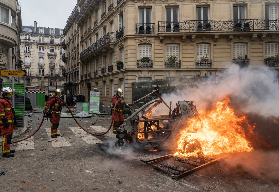 Cảnh sát dập tắt một đám cháy ở ngay trung tâm thành phố. (Nguồn: Getty Images)