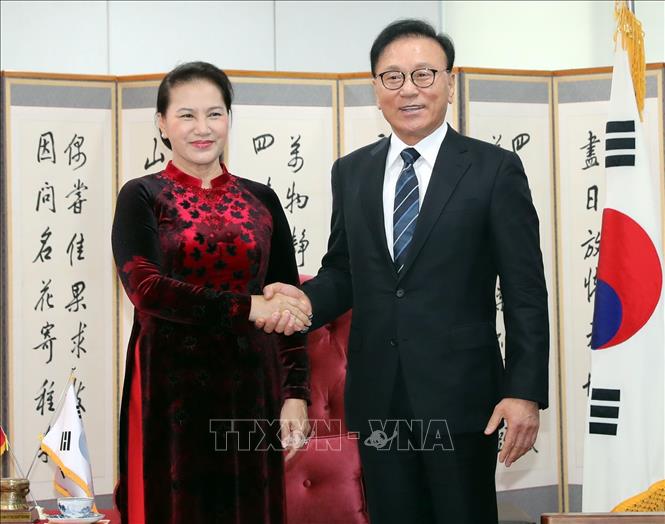 Chủ tịch Quốc hội Nguyễn Thị Kim Ngân tiếp ông Park Soo-kwan, Tổng Lãnh sự danh dự Việt Nam tại Busan - Gyeongnam (Hàn Quốc). Ảnh: Trọng Đức/TTXVN