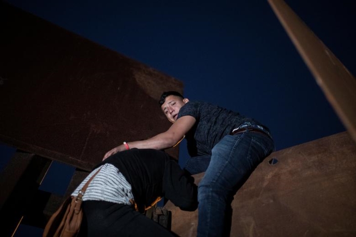 Trong chưa đầy 1 tiếng đồng hồ, khoảng 24 người đã trèo qua các bức tường dày cao 3m dọc theo biên giới Mexico-Mỹ.