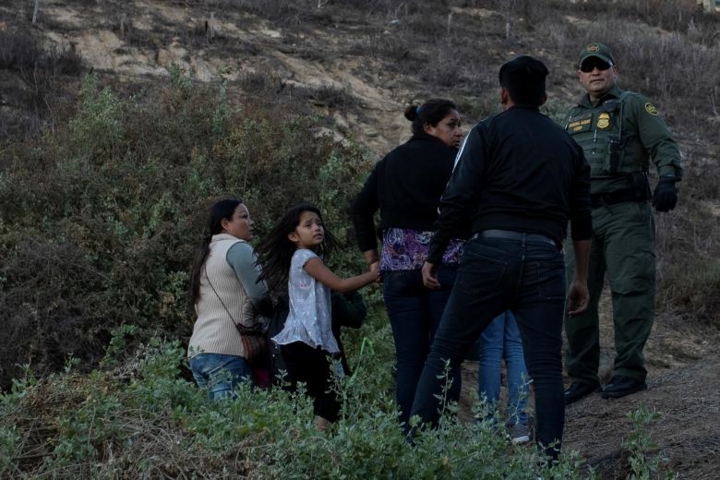 Vừa trèo qua biên giới một cách bất hợp pháp, họ đã gặp ngay nhân viên bảo vệ biên giới của Mỹ.