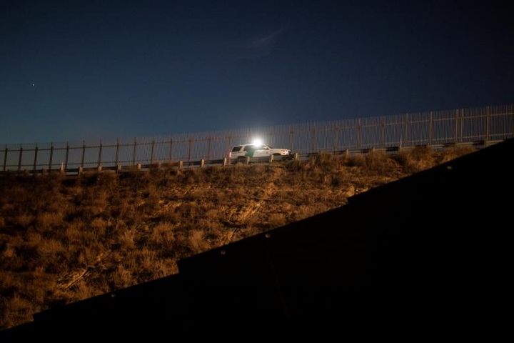 Xe của lực lượng hải quan và bảo vệ biên giới Mỹ ở bên cạnh bức tường biên giới ở hạt Sandiego. Ảnh chụp từ phía Mexico sang.