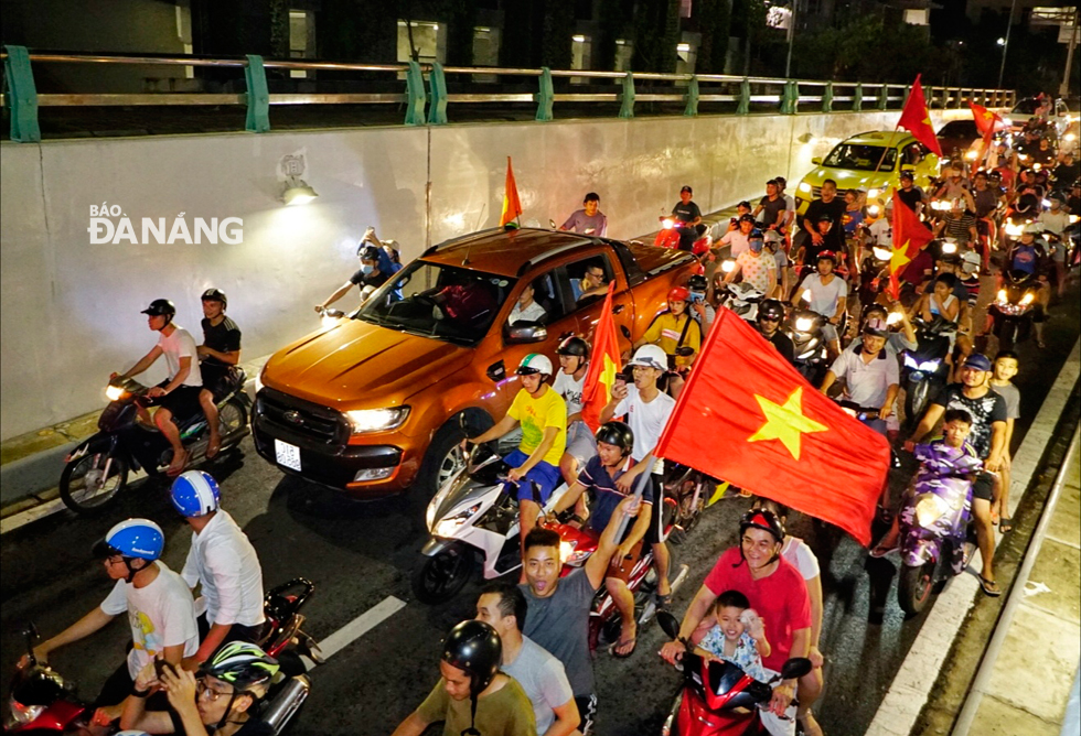 Người hâm mộ ăn mừng Việt Nam tiến thẳng vào chung kết.