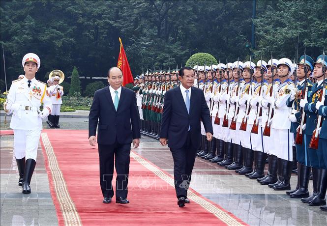 Thủ tướng Nguyễn Xuân Phúc và Thủ tướng Campuchia Samdech Techo Hun Sen duyệt Đội danh dự Quân đội nhân dân Việt Nam. Ảnh: Văn Điệp/TTXVN