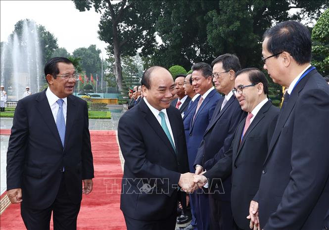 Thủ tướng Nguyễn Xuân Phúc bắt tay các thành viên chính thức đoàn Campuchia. Ảnh: Thống Nhất /TTXVN