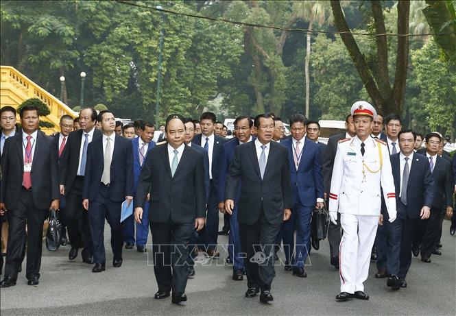 Thủ tướng Nguyễn Xuân Phúc và Thủ tướng Campuchia Samdech Techo Hun Sen trên đường đến Trụ sở Chính phủ để hội đàm. Ảnh: Thống Nhất/TTXVN