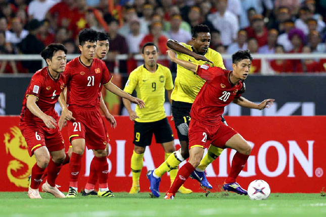 Nhiều khả năng, Việt Nam (áo đỏ) sẽ có một trận đấu khó khăn tại Bukit Jalil khi đối đầu chủ nhà Malaysia (áo vàng) trong trận chung kết lượt đi vào ngày 11-12. 			                 Ảnh: AFF