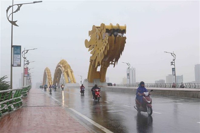 Sáng 10-12, nước trên các tuyến đường ngập ở Đà Nẵng đã rút. (Ảnh: Trần Lê Lâm/TTXVN)