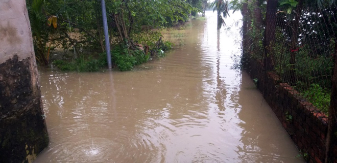 Một tuyến đường dân sinh bị ngập sâu, gây khó khăn cho người và phuowgn tiện qua lại tại xã Hòa Phong, huyện Hòa Vang