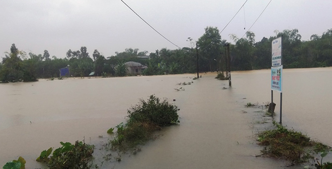 Mưa lớn tiếp tục diễn ra trong sáng nay ở Hòa Vang, nước đang lên nên một số khu vực có nguy cơ bị cô 