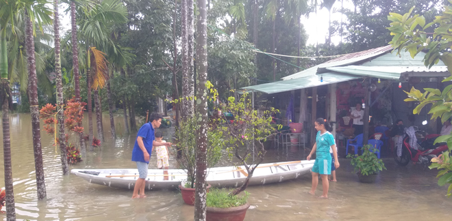 Thôn Dương Lâm 2 Hòa Phong, một số gia đình vẫn còn bị ngập. Trước đó vào ngày 9, khu vực này bị ngập sây, nhiều gia đình phải dùng ghe để đi lại