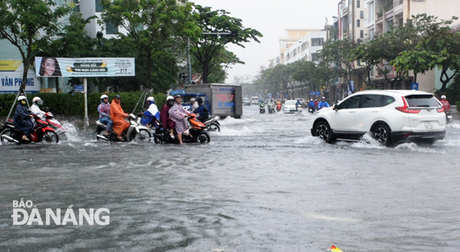 Ngã tư đường Lê Đình Lý - Nguyễn Văn Linh - Hàm Nghi bị ngập nước sau trện mưa to.