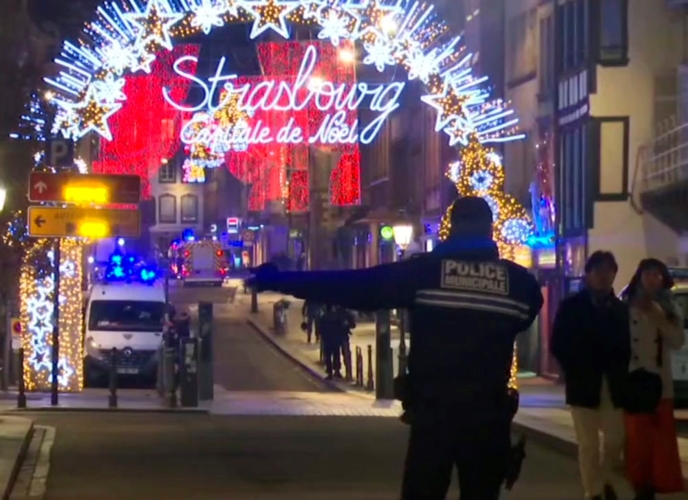Một người đàn ông nổ súng vào đám đông tại khu vực chợ Giáng sinh ở thành phố Strasbourg, miền Đông nước Pháp vào khoảng 8h tối 11/12 (giờ địa phương) đã khiến ít nhất 3 người thiệt mạng và hàng chục người khác bị thương. Ảnh: AP 