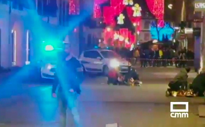 Hình ảnh trích xuất từ một video của CMM cho thấy mọi người đang nằm trên nền đất sau khi kẻ tấn công xả súng vào đám đông ở chợ Giáng sinh tại Strasbourg ngày 11/12. Ảnh: CMM 