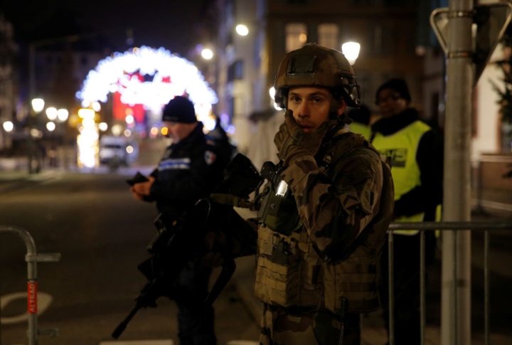 Strasbourg là thành phố có khu chợ Noel lớn nhất tại Pháp, thu hút hàng triệu lượt khách mỗi năm. An ninh tại đây và nhiều khu vực khác đã được thắt chặt trong bối cảnh nước Pháp vẫn trong tình trạng báo động cao về khả năng xảy ra các vụ tấn công khủng bố. Ảnh: Reuters 