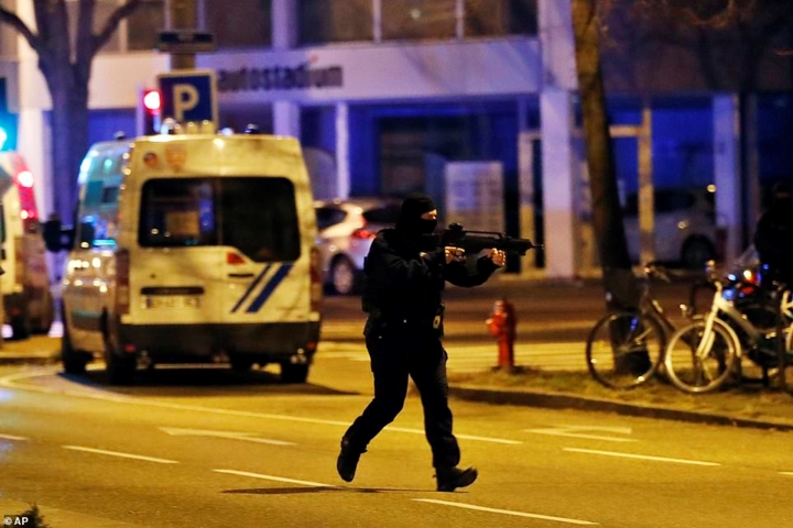 Khoảng 22h ngày 13/12, Viện kiểm sát thành phố Paris đã ra thông cáo xác nhận, sau 48 tiếng truy tìm ráo riết, cảnh sát Pháp đã phát hiện Chérif Chekatt, đối tượng tình nghi gây ra vụ khủng bố tại khu chợ giáng sinh nằm tại thành phố Strasbourg, miền Đông nước Pháp. Ảnh: AP.