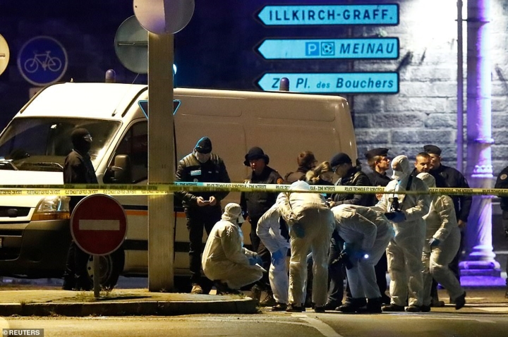 Cảnh sát Pháp đã tiến hành khám xét hiện trường phát hiện đối tượng, lực lượng rà mìn cũng được huy động nhằm phát hiện các vật liệu nổ mà đối tượng này có thể cất giấu tại đây. Ảnh: Reuters.