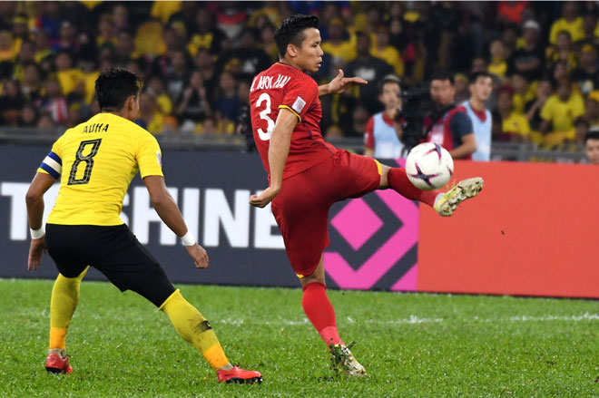 Để giành được một kết quả thuận lợi trước Malaysia (áo vàng), Quế Ngọc Hải (áo đỏ) và các tuyển thủ Việt Nam cần thể hiện được bản lĩnh trước áp lực không nhỏ ở trận đấu này.Ảnh: AFF