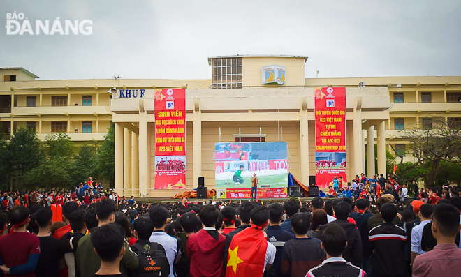 Khu vực xem bóng đá công cộng với màn hình lớn tại khu F của Đại học Bách khoa - Đại học Đà Nẵng.