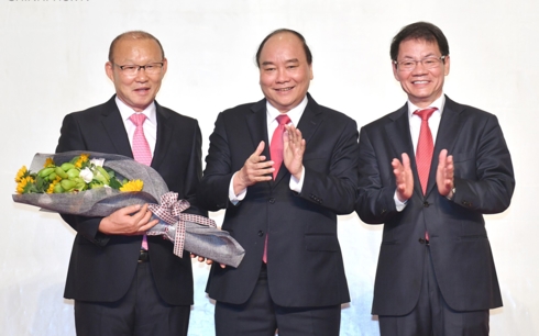 Thủ tướng Nguyễn Xuân Phúc và Chủ tịch Tập đoàn Thaco chúc mừng HLV trưởng Đội tuyển bóng đá Việt Nam Park Hang-seo