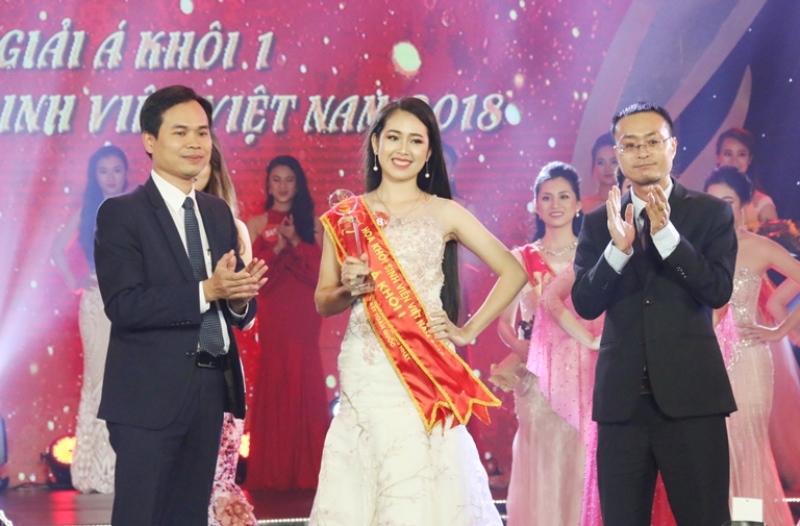 Thí sinh Lò Thị Huyền Trang (Học viện Thanh thiếu niên Việt Nam) nhận giải Á khôi 1.