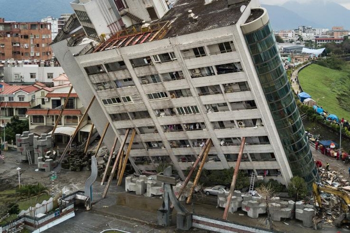 Động đất ở Đài Loan: Ngày 6/2, trận động đất mạnh 6,5 độ richter xảy ra tại vùng biển phụ cận huyện duyên hải Hoa Liên ở Đài Loan, Trung Quốc đã gây ra nhiều thương vong và làm nhiều tòa nhà đổ sập. Đây cũng là trận động đất lớn nhất tại Hoa Liên kể từ năm 1972 trở lại đây. Ảnh: Getty 