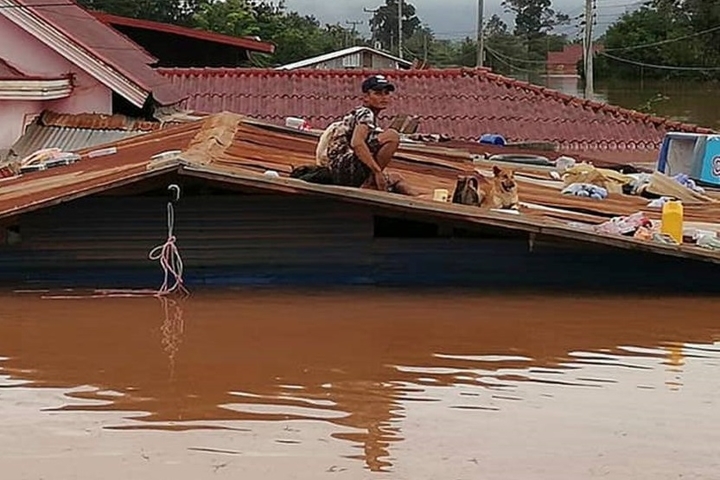   Chính phủ Lào đưa ra thông báo khu vực huyện Sanamxay, tỉnh Attapeu trở thành khu vực thiên tai thảm họa. Ảnh: EPA