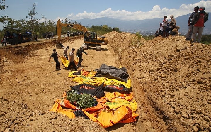 Thiên tai kinh hoàng làm hơn 1.500 người thiệt mạng này khiến Indonesia buộc phải chôn cất các nạn nhân trong những ngôi mộ tập thể. Ảnh: AFP 