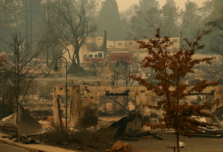 Cháy rừng ở thị trấn Paradise, phía bắc California khiến nhiều người thiệt mạng và mất tích, hơn 6.700 ngôi nhà bị thiêu rụi và hàng chục nghìn cư dân phải sơ tán khẩn cấp. Ảnh: AP 
