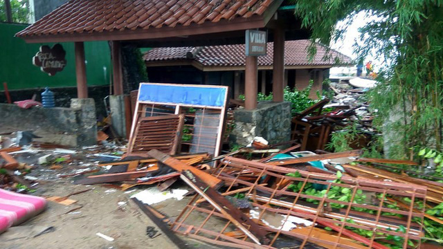 Những hình ảnh do truyền thông công bố cho thấy nhiều công trình bị tàn phá, xe ô tô bị cuốn trôi và cây cối đổ nghiêng do sóng thần.