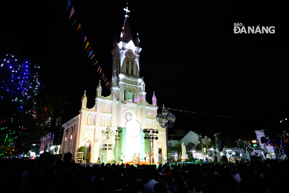 Hàng ngàn giáo dân và du khách tập trung tại Nhà thờ Chánh tòa để xem màn tái hiện Chúa giáng sinh