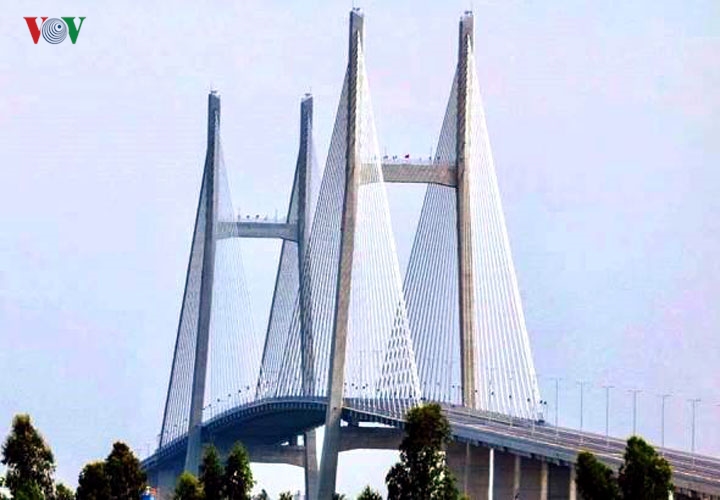 Ngày 27/5, cầu Cao Lãnh được khánh thành nối đôi bờ sông Tiền, đáp ứng mong mỏi của người dân Đồng Tháp nói riêng, ĐBSCL nói chung.